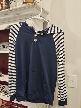 Fifth Ray Navy Blue Top with White Trim , hood Very Nice